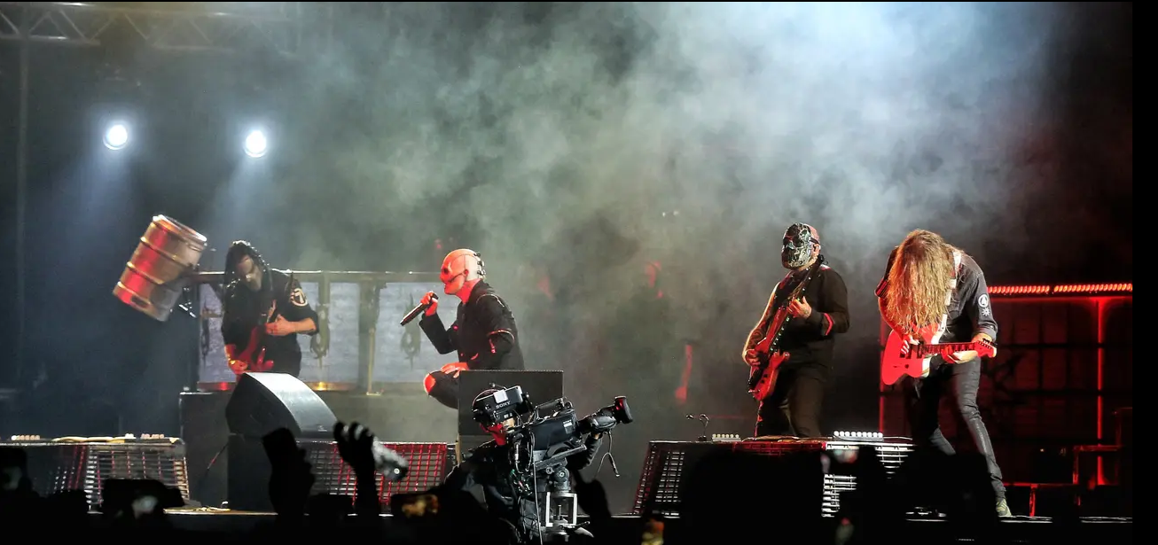 Jakarta – Band metal legendaris asal Amerika, Slipknot, baru-baru ini merayakan ulang tahun ke-25 sejak perilisan album debut mereka dengan menggelar tur keliling dunia. Selama tur ini, para personel Slipknot tetap mengenakan topeng khas mereka yang sudah menjadi ciri khas band ini.