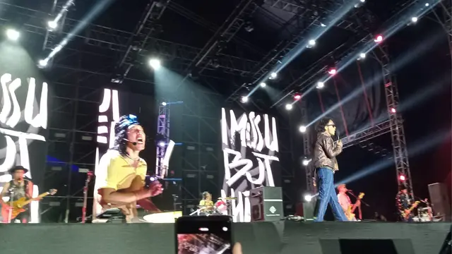 Tepat pukul 20.25 WIB, Slank membuka konser ulang tahun mereka yang ke-41 di Jakarta International Expo, Kemayoran, Jakarta, pada 4 Januari 2025.